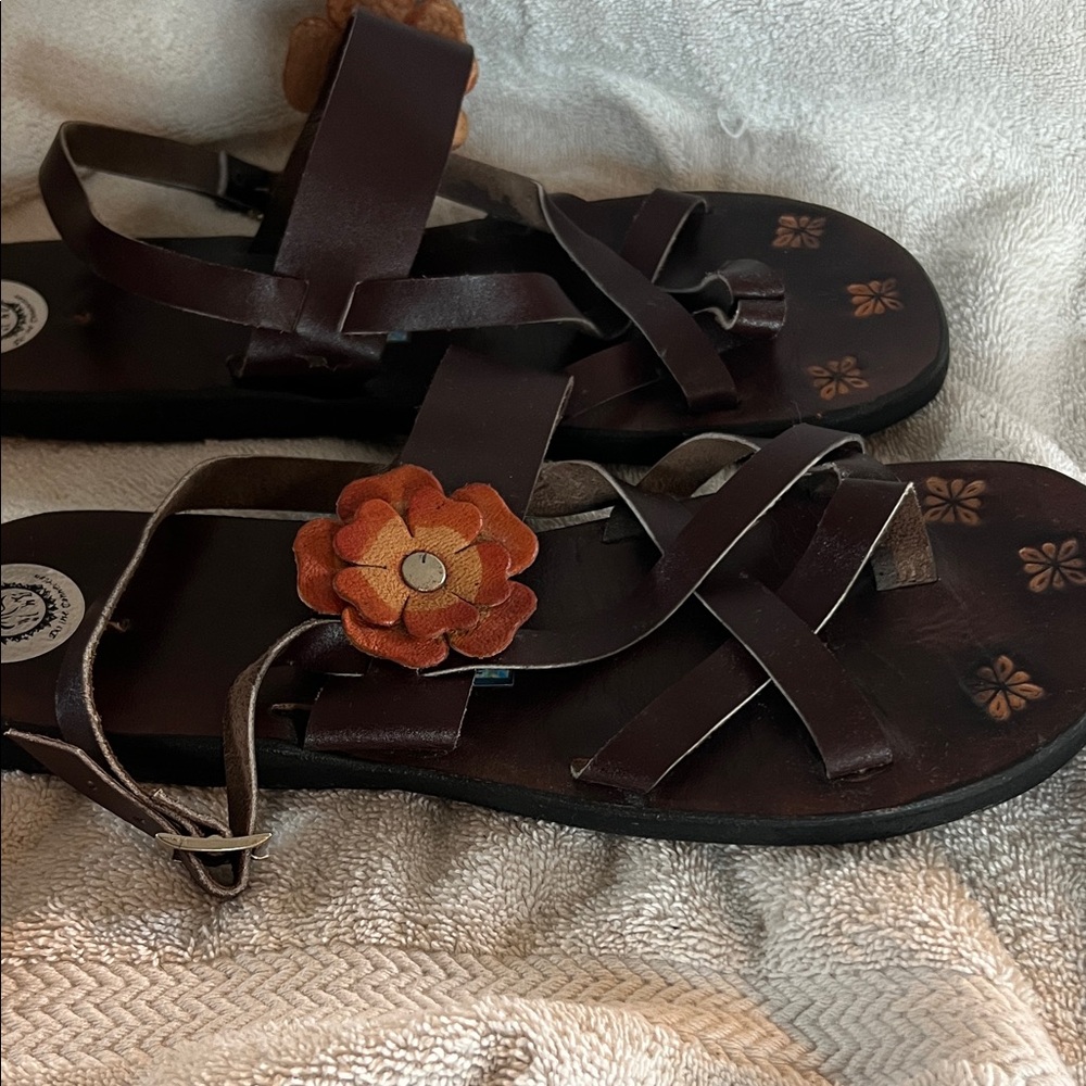 Pachamama 100% Cuero (Leather) Brown Sandals with Orangish-Brown Floral Detail - Picture 5 of 9